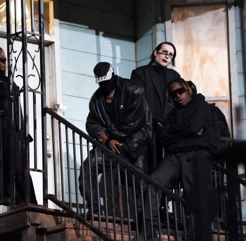 このカニエが被ってる帽子なんていうやつですか？
分かる方教えてください。