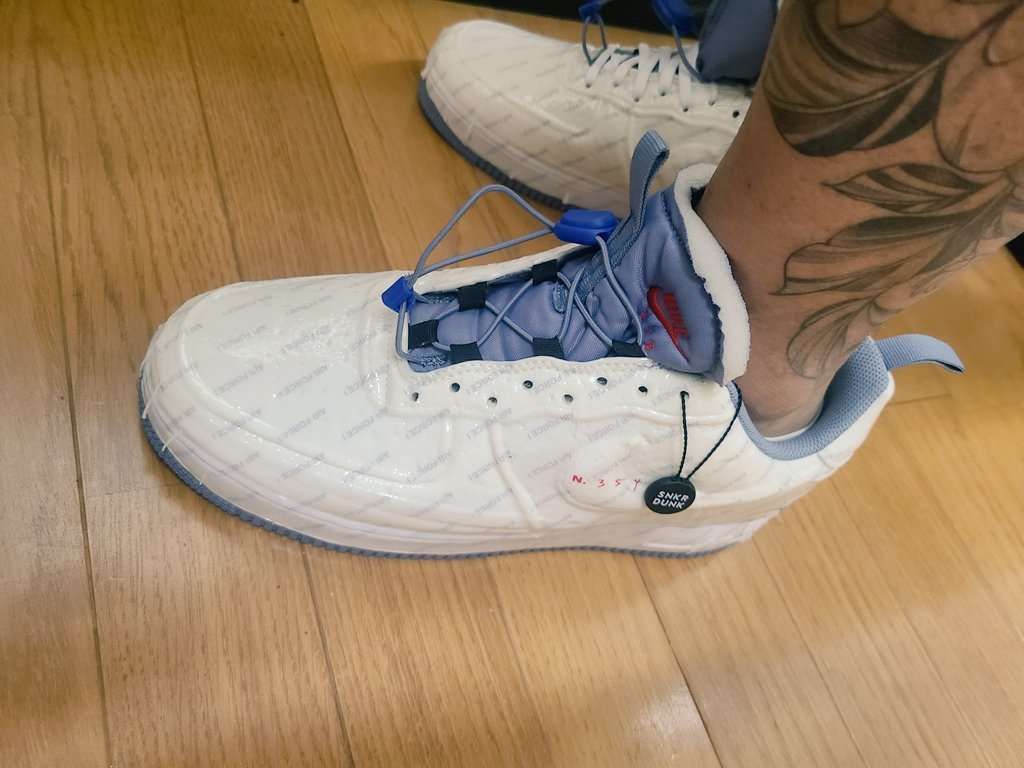 ナイキ エアフォース 1 エクスペリメンタル "ポスタル ゴースト"
素材はエナ