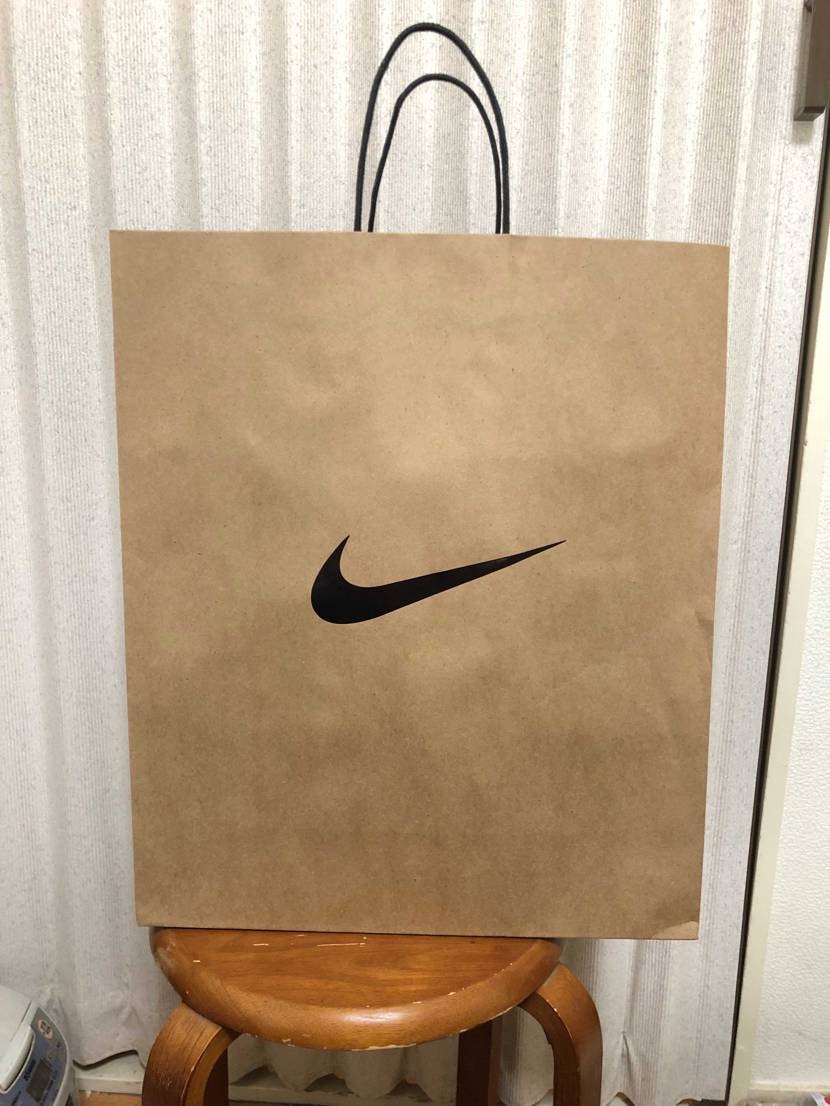 NIKE原宿から引き取ってとりあえず紐通して眺めながらかき氷