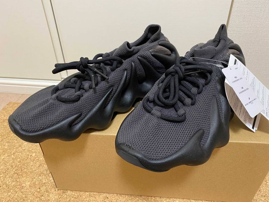 yeezy450届いた
350と同じサイズ
・足に対する締め付け感は結構強め