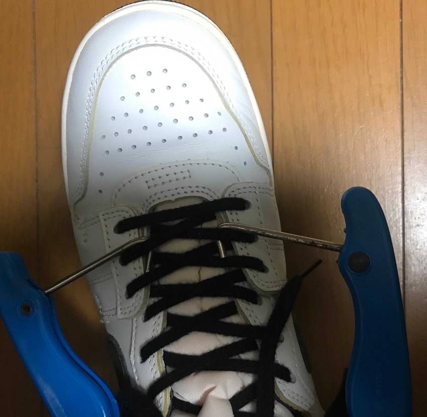 履く前の手入れとシワ入れ紐締め