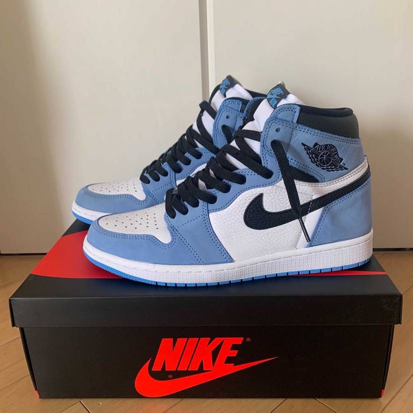 めちゃくちゃ良い色♪
しかし紐が半分切れてる状態で届いた..
スニダンで購入