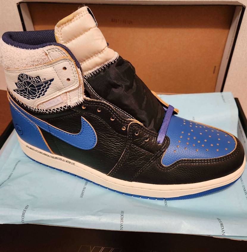 質感が最高！革の違いがエグい
ロイヤルと比較して、ジェニュインとフルグレインほ