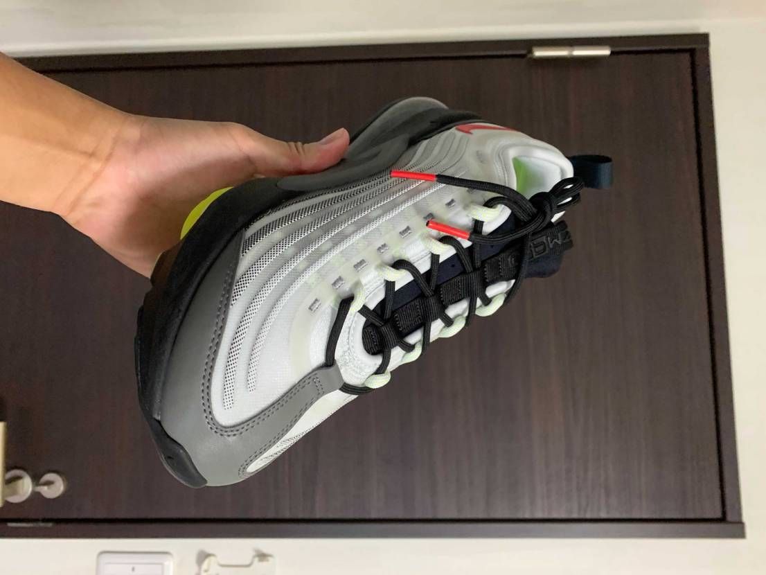 届いた。履き心地はまあまあ、歩きやすいのは間違いないかな。