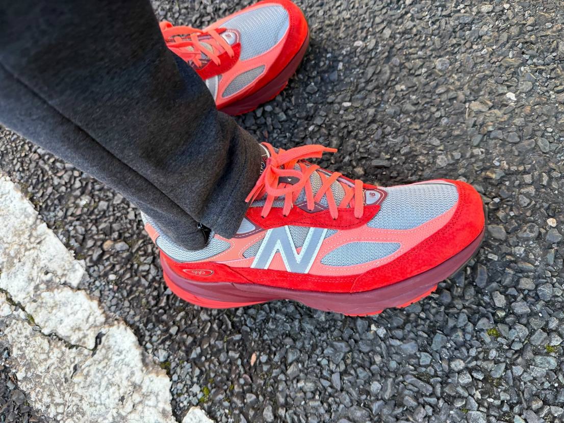 正月なので赤🟥のスニーカーを履いてみました
990v6の中で異色の存在ですね。