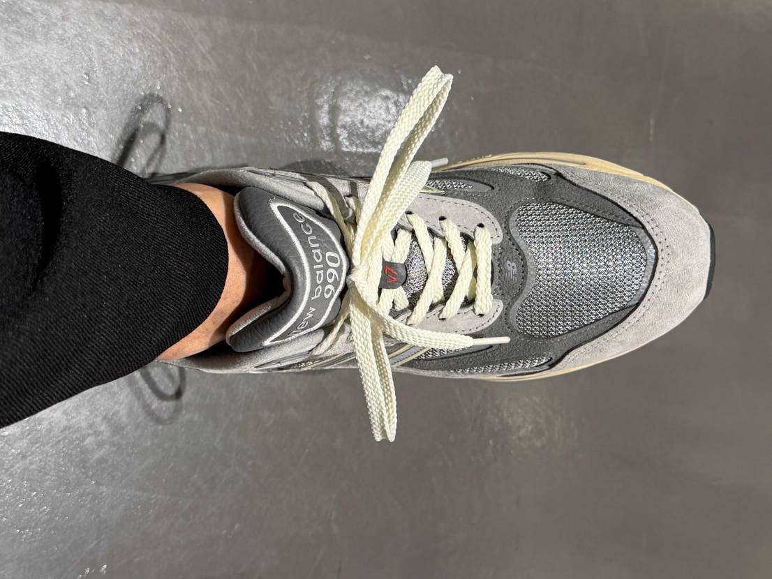 990v7試着してきました！
宣伝写真より、普通のグレーで