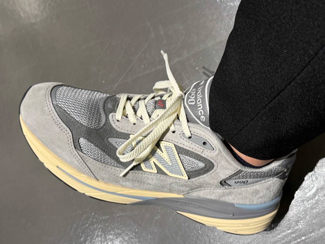 990v7試着してきました！
宣伝写真より、普通のグレーでした！
もう少し濃