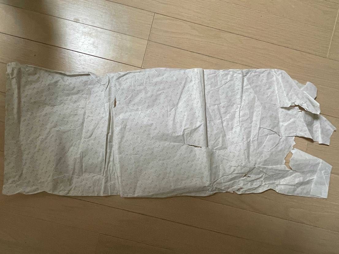 新品で購入して届いたら包装紙これで草。