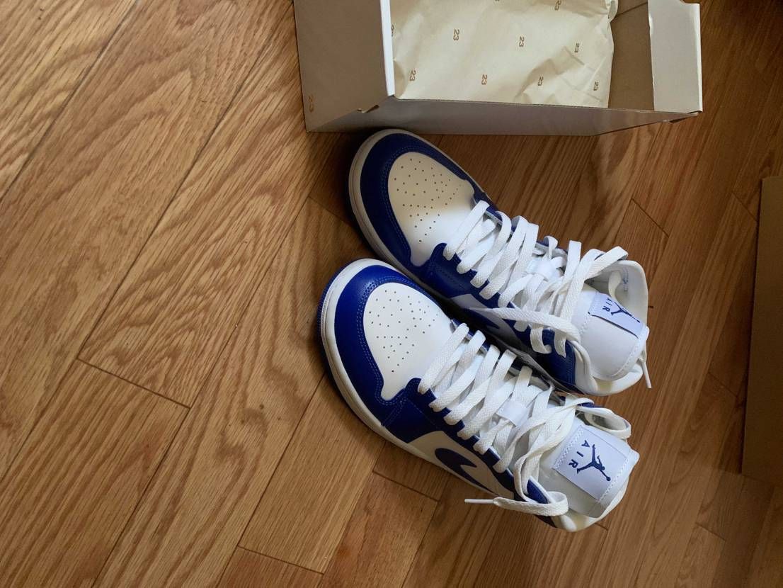 人気ないのでAJ1ミッド　だけど、いい感じだ。