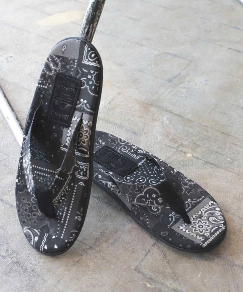 スニーカーではなく、ハワイmadeのアイランドスリッパ購入を検討中。スニーカーは