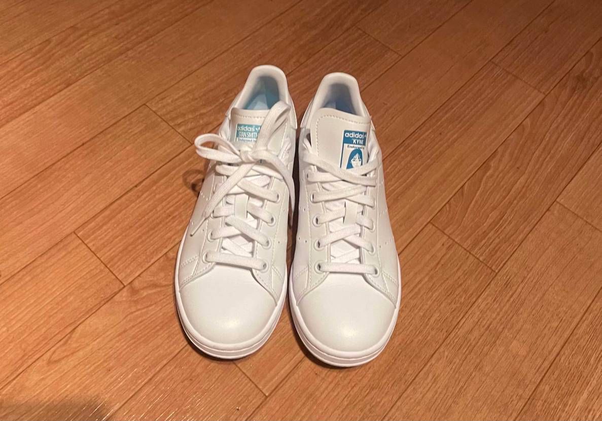 ついにキネadidasが届きました😊
これ、シューレース普通に結ぶと顔が隠れち