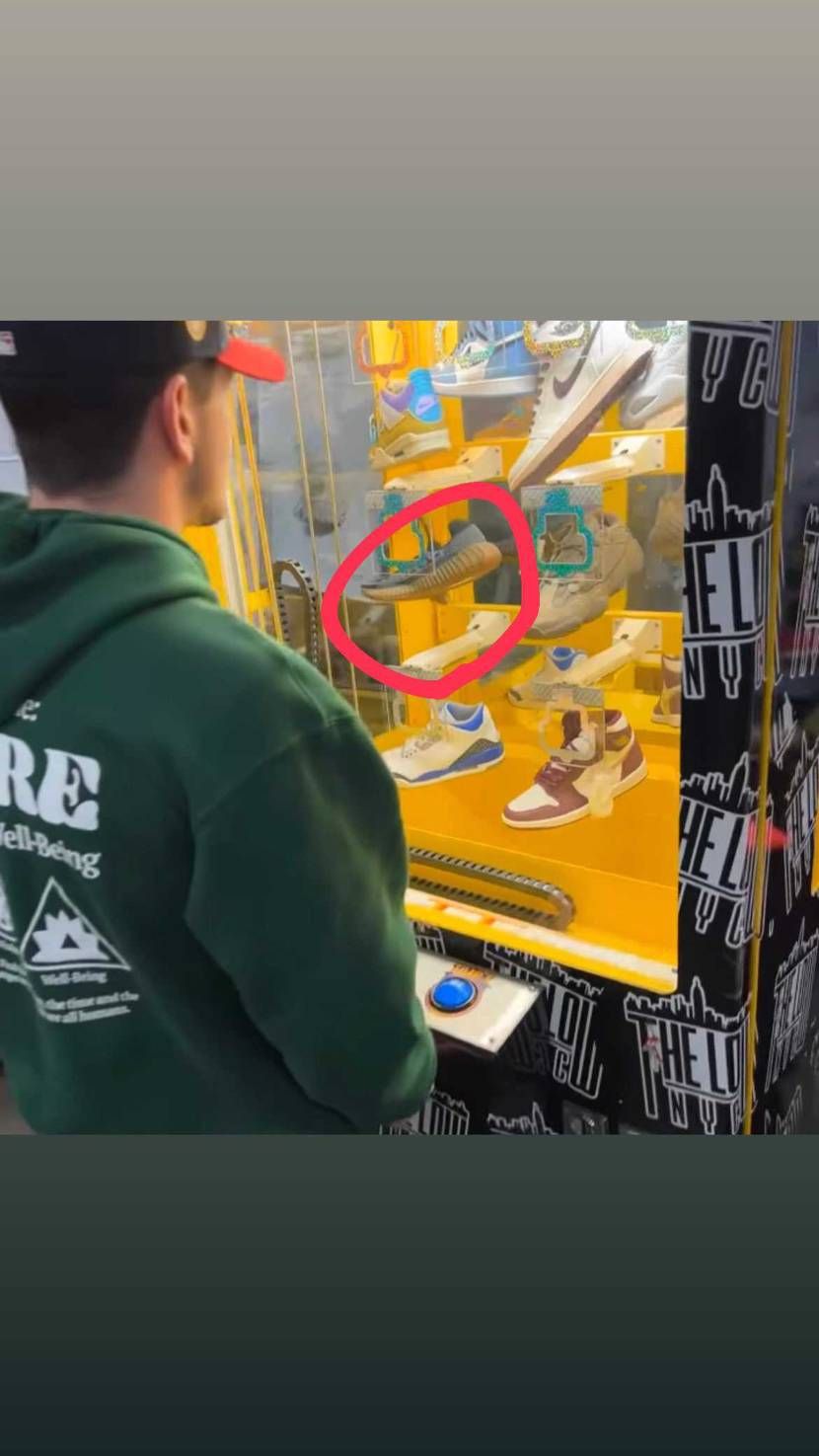 このyeezy何か分かる人いますか?