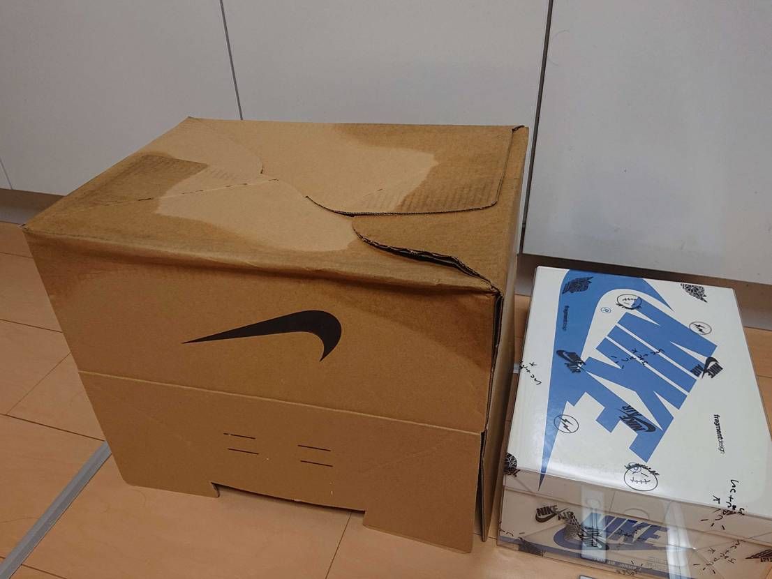 SNKRSで当選しましたが、佐川の配達員がまさかの雨中に直置きしたようで、箱が水