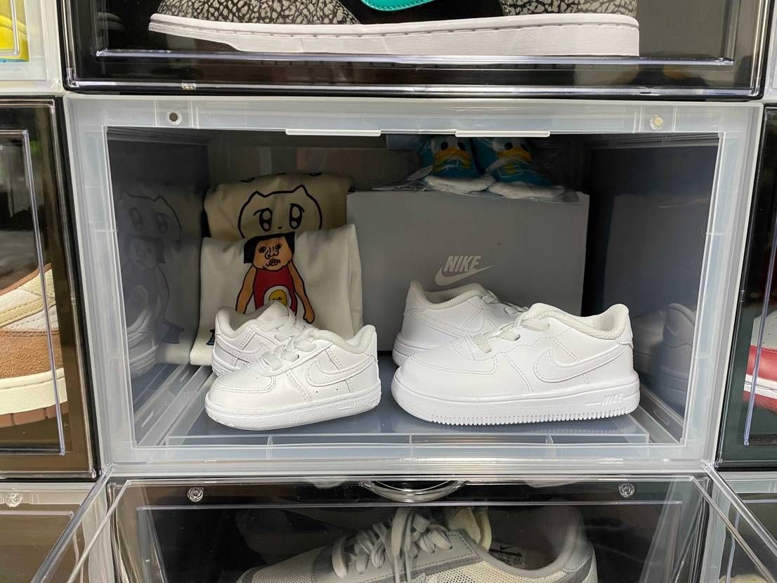 ウチの子はまだ産まれてもないのに2足もスニーカー持ってるよ😗