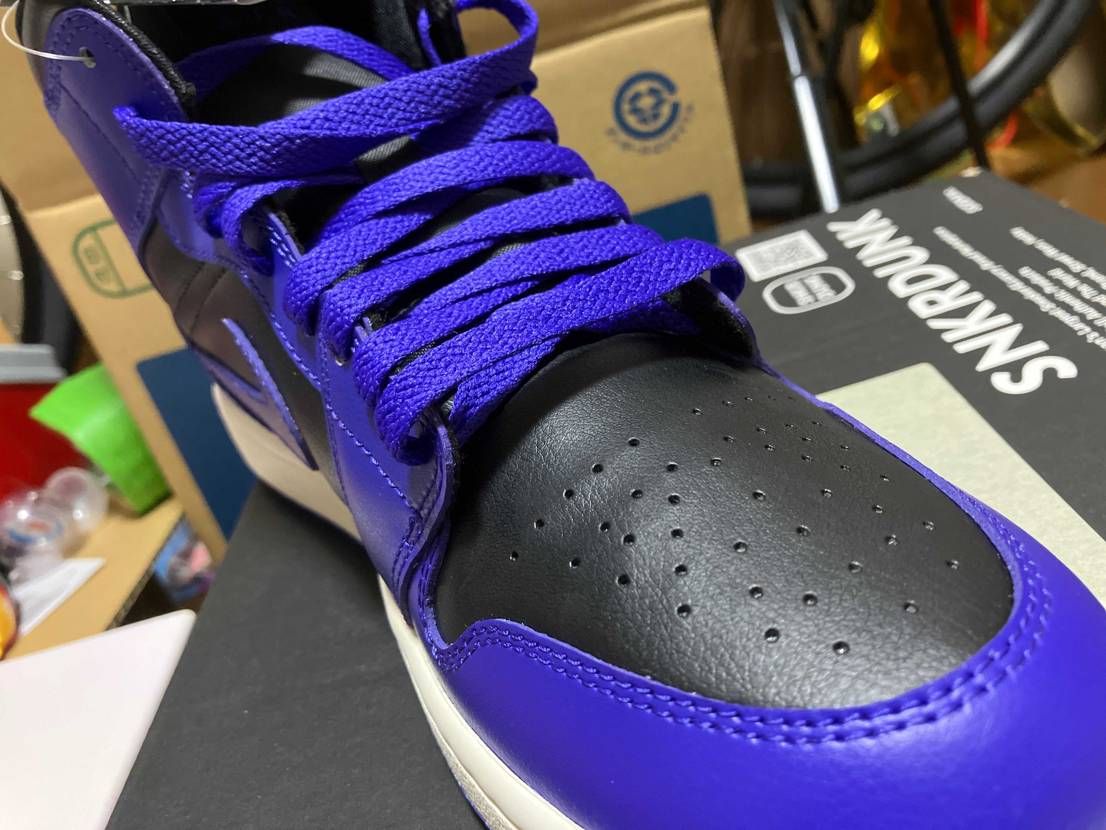 wmns AJ1 黒紫
ダンクにも同じ配色がありますが、紫