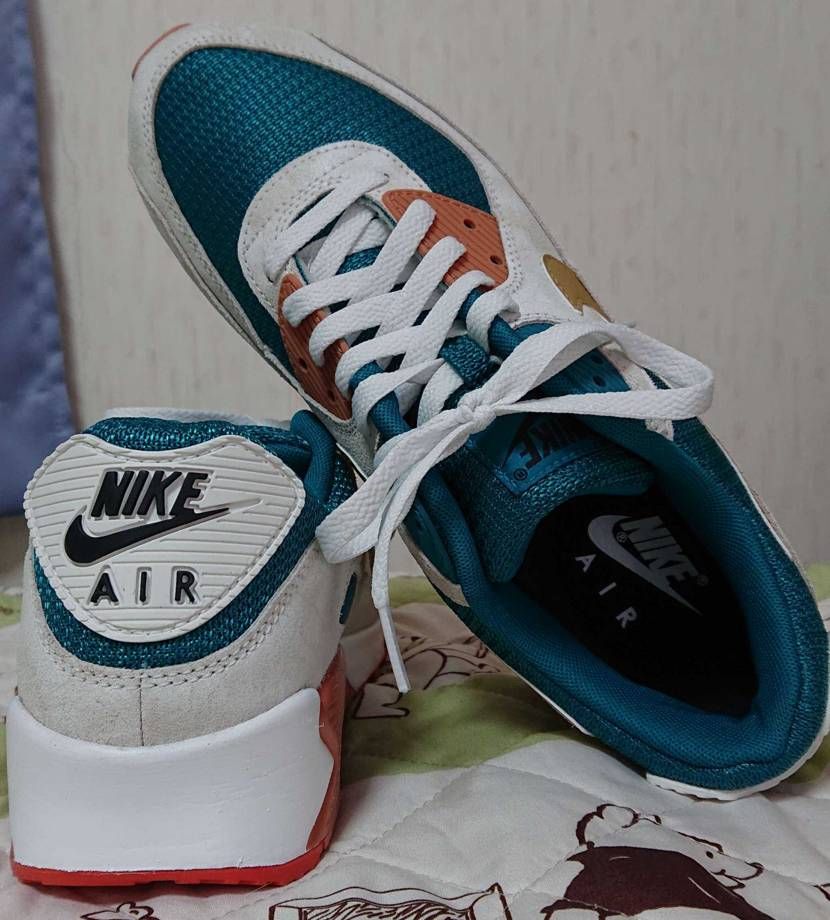 今回届くの早い
遠目からだと白にしか見えないけど、近くで見る