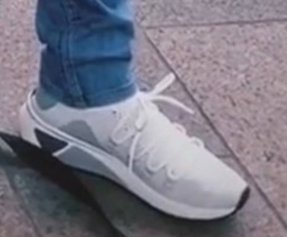 【至急】この靴の詳細わかる人、是非教えて欲しいです。
よろしくお願いします🥺🥺