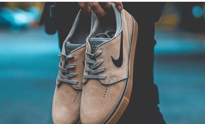 このNIKEの靴、何というモデルか分かる方いましたら教えてください。