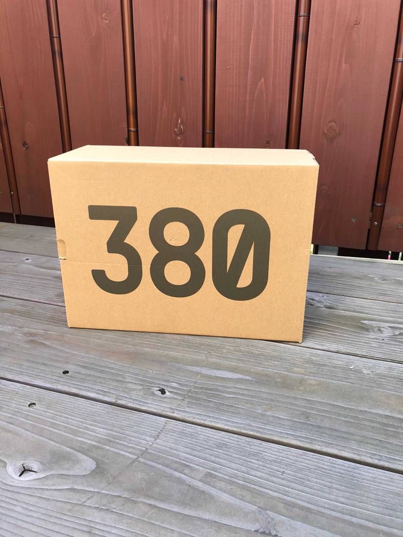StockXで買ったのが新年一発目のスニーカーです!
凄い良いですし、履き心地