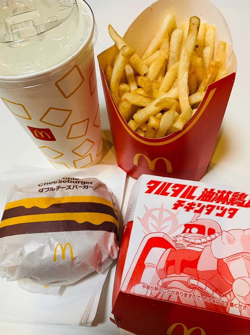 ど根性タンポポと一緒に📸ﾊﾟｼｬﾘ

…あと今日の夕飯🍔