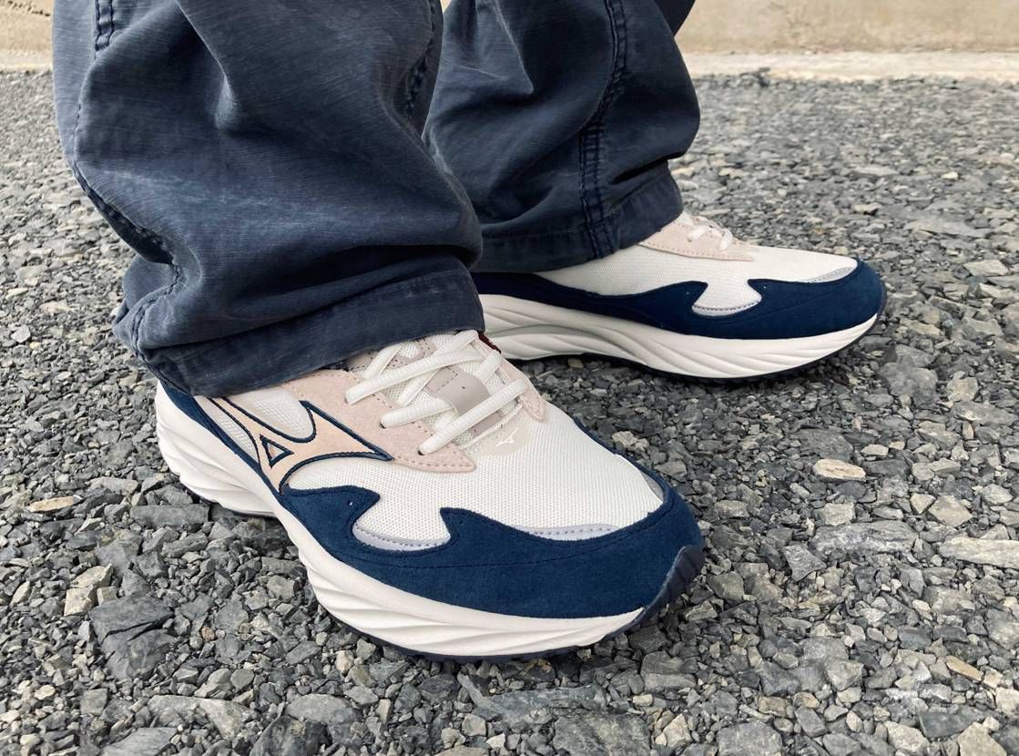 snsで購入したWaveRiderβ届く😊
近年主流の厚底ランシューで日々の走