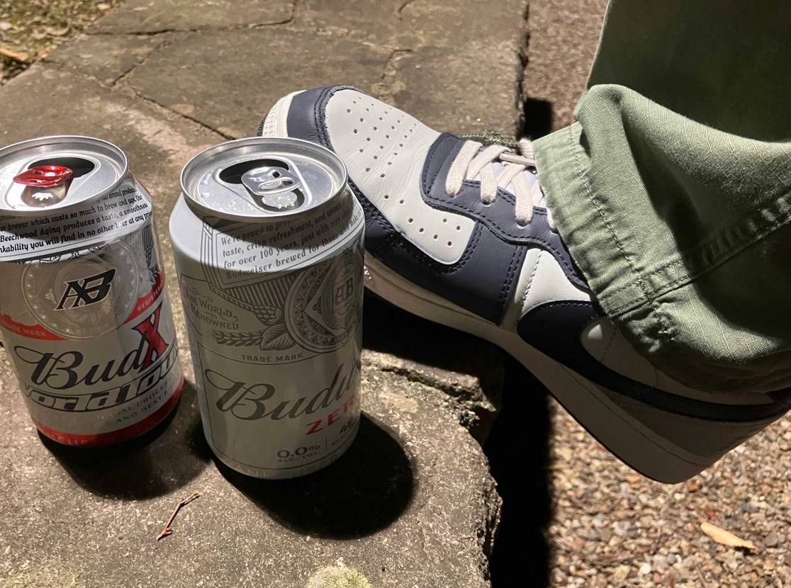 仕事終わりに中秋の名月を見ながらBudweiserとバドゼロの呑みくらべ😊月が明
