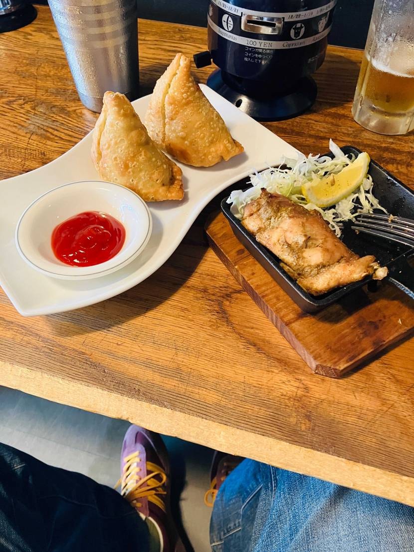 久々の休みは好きなスニーカー履いて昼間っから🍺😫サモサ、チキンティカ🍗最高オブ最