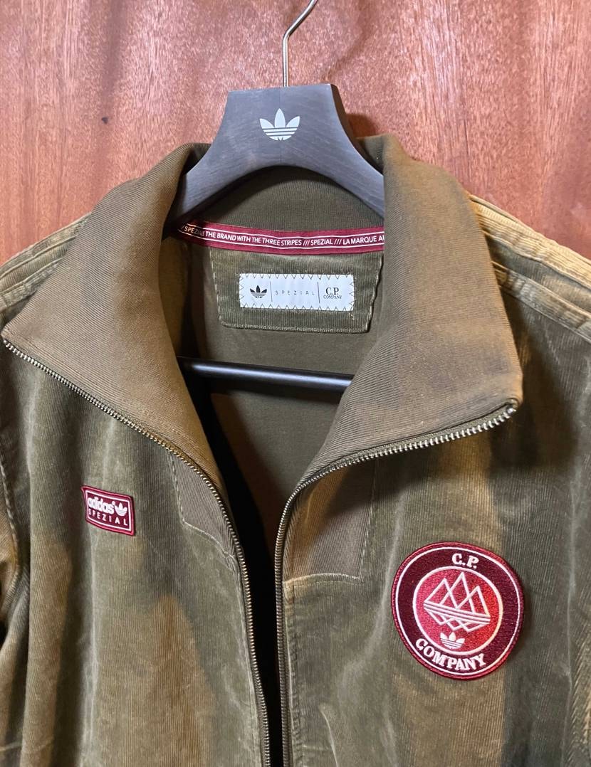 adidasさんから映えるハンガー届く😆