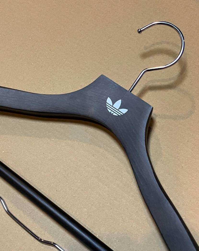 adidasさんから映えるハンガー届く😆