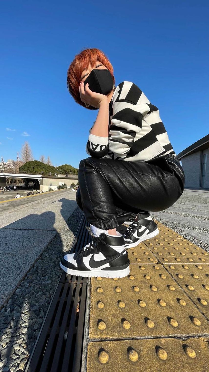 買ってすぐ履いてこの写真を撮った後に、デフォルトのシューレースがなんか気になって