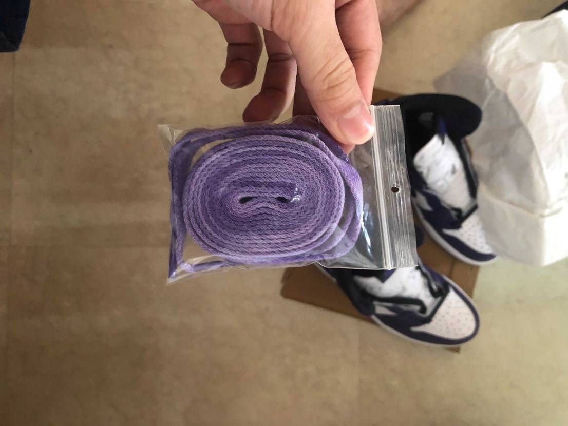 今日メルカリでコートパープル買ったんですけど、紫のレースって元からこんな色ムラあ