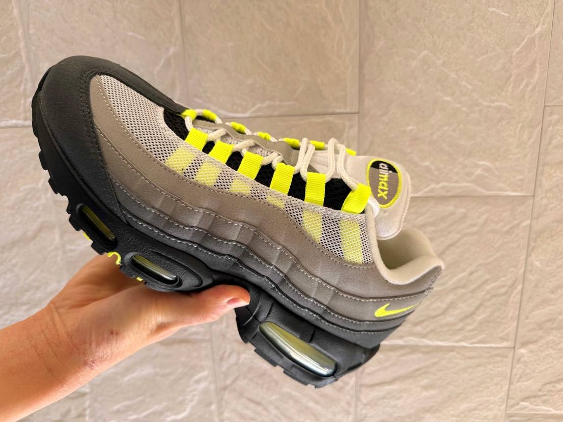 ふでおろし😏
#イエローグラデ#初卸し#初投稿#95#エアマックス