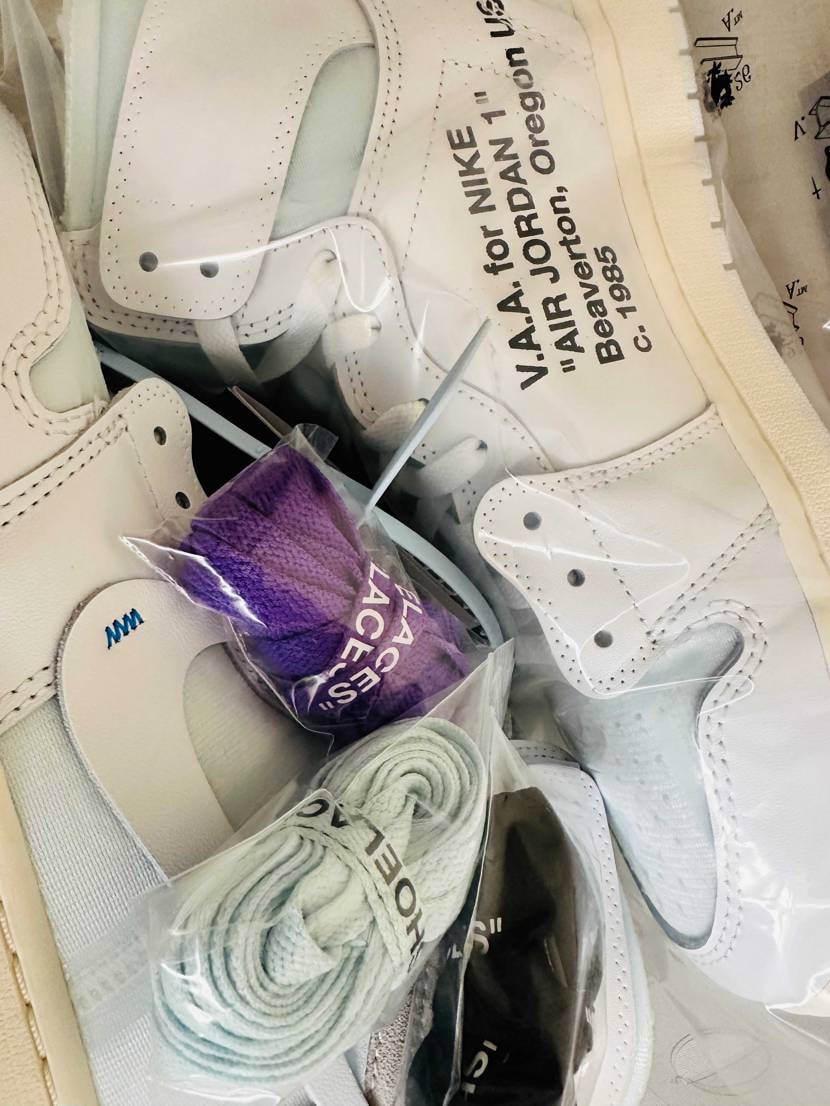 店頭で2足目🙏
箱は豪華でいい感じだけど、靴自体はなんかペラペラで安っぽい印象