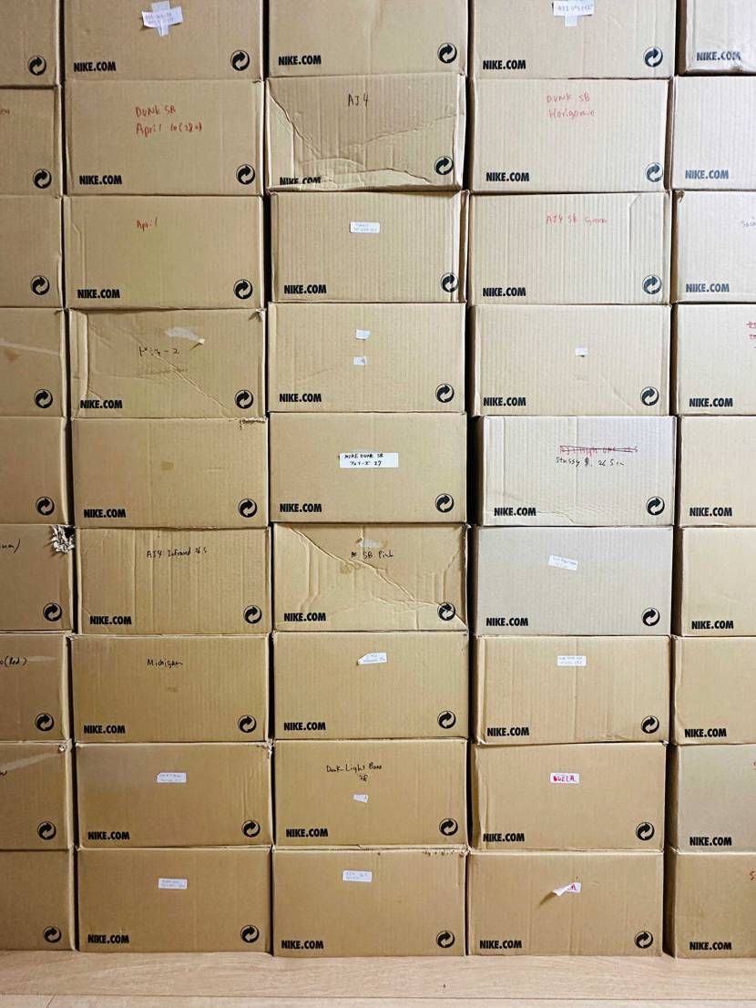 10月中旬から計40足出品して20足売れた。
残り半分...みんな買っておくれ