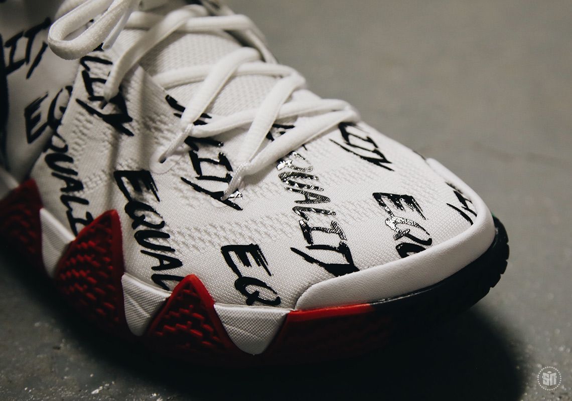 ナイキ カイリー4 ブラックヒストリーマンス 2枚目