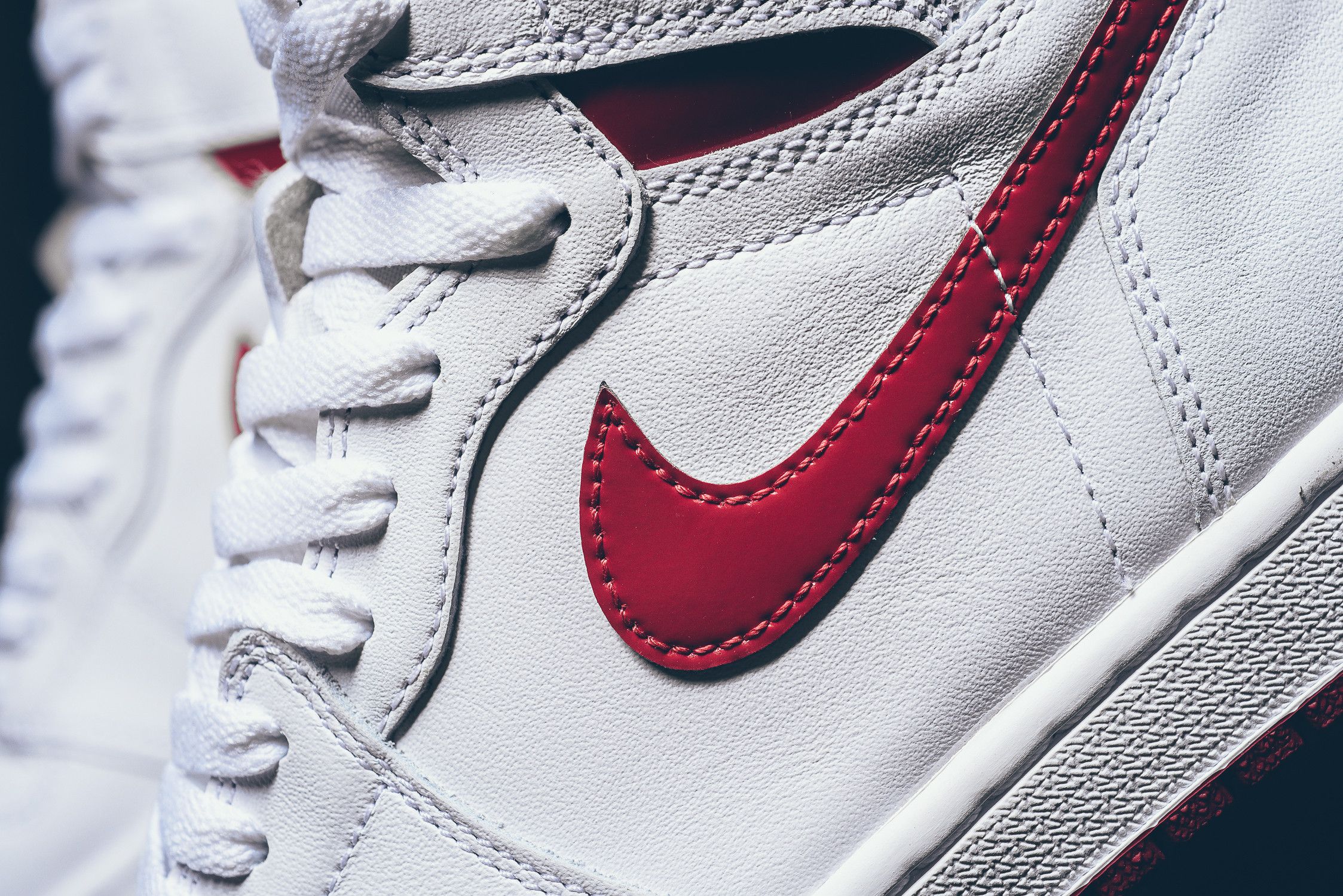 ナイキ エアジョーダン1 レトロ ハイ OG ホワイト/メタリック レッド-ホワイト 4枚目