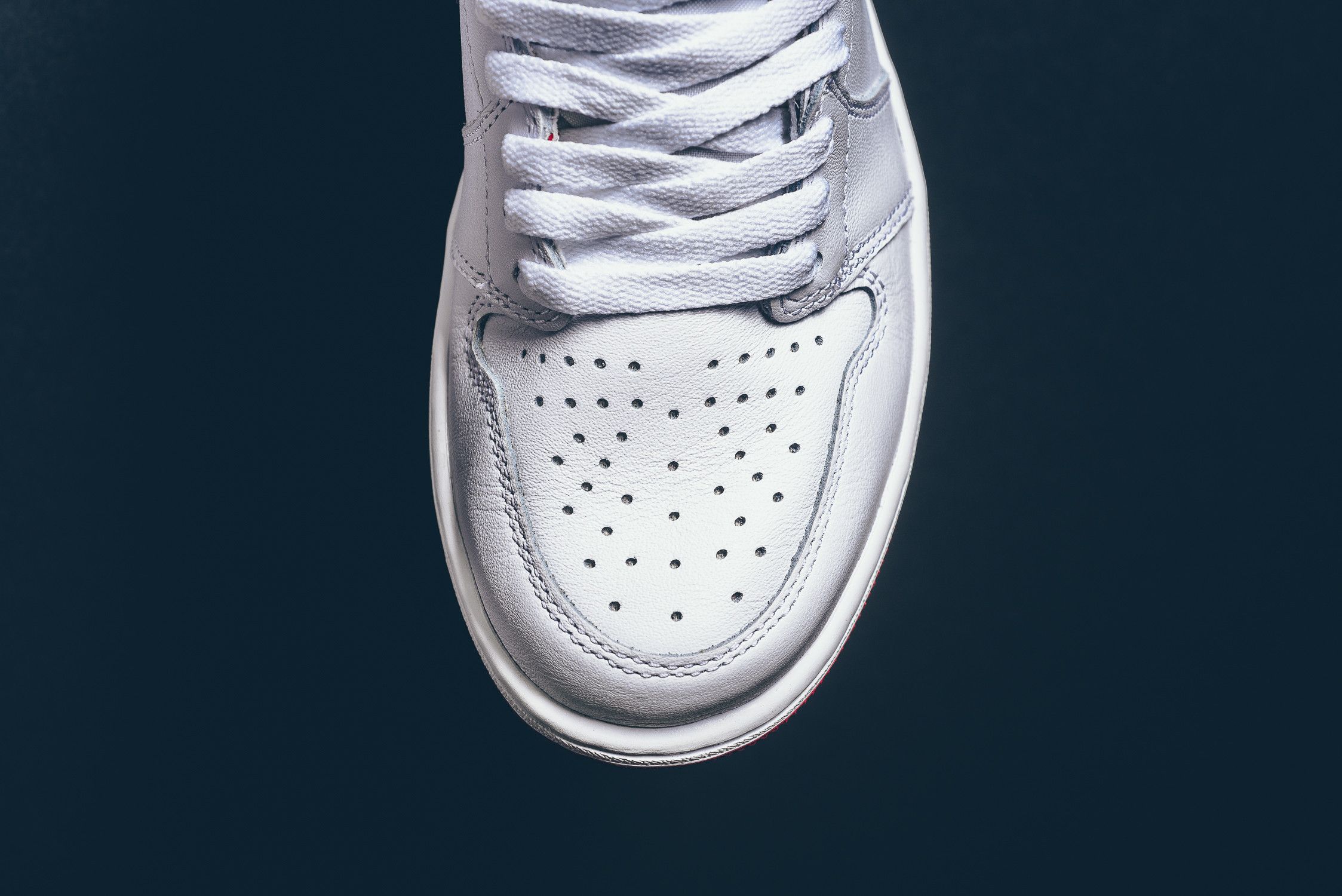 ナイキ エアジョーダン1 レトロ ハイ OG ホワイト/メタリック レッド-ホワイト 6枚目