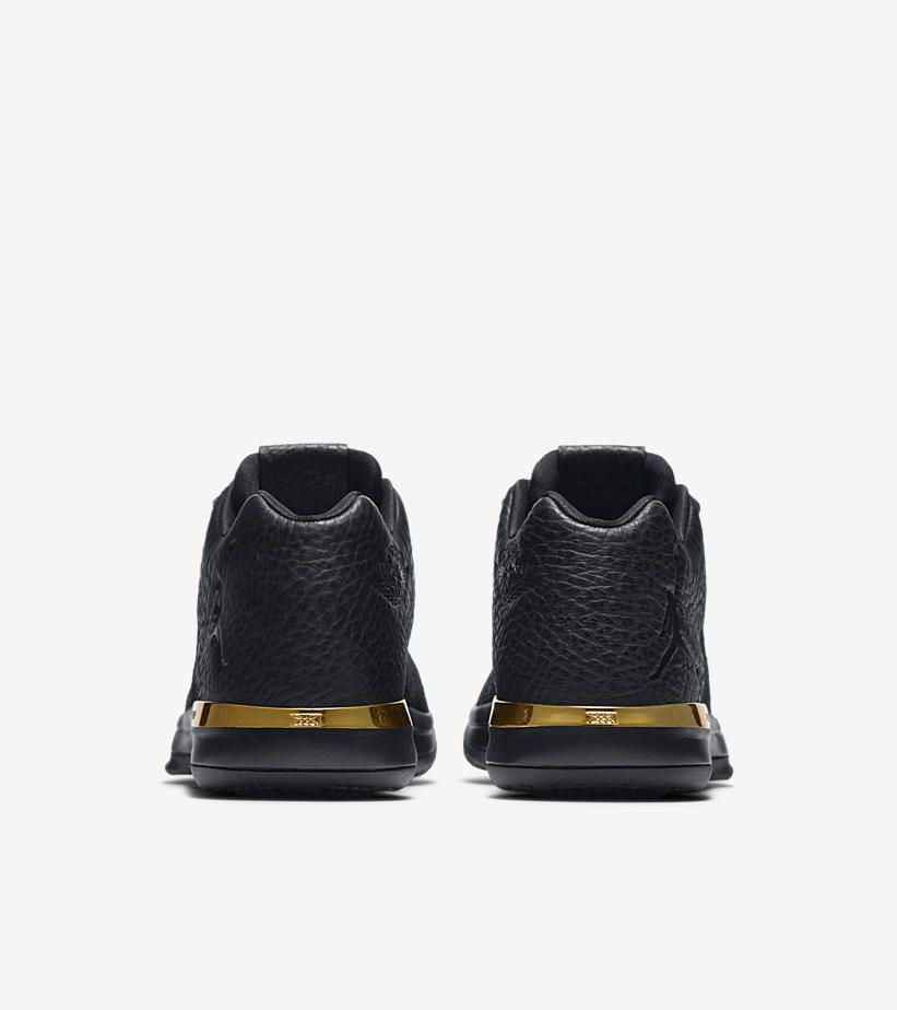 ナイキ エアジョーダン31 ロー ブラック/メタリックゴールド 5枚目