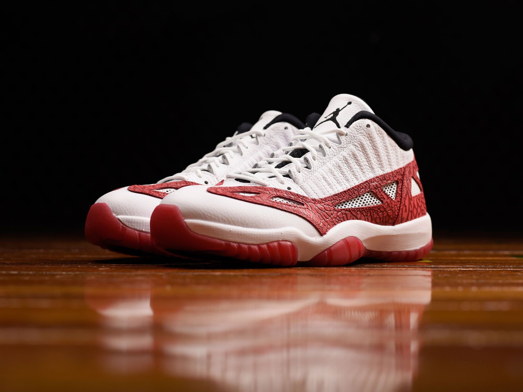 ナイキ エアジョーダン11 ロー IE ホワイト/ガムレッド 2枚目