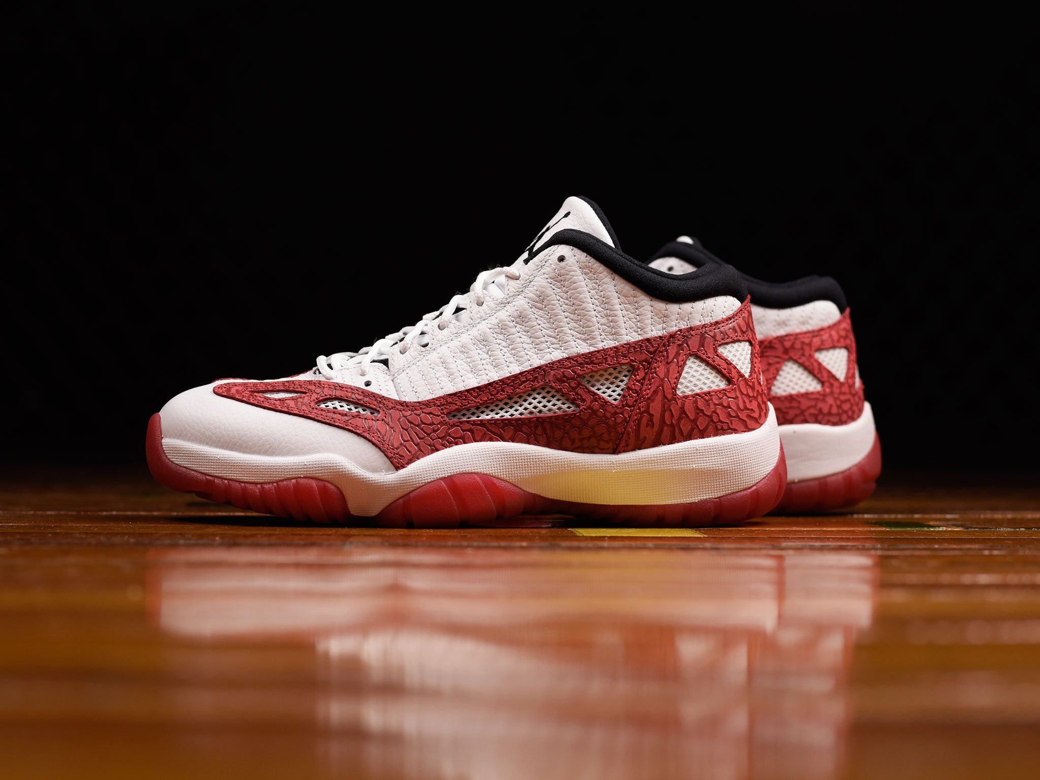 ナイキ エアジョーダン11 ロー IE ホワイト/ガムレッド 3枚目