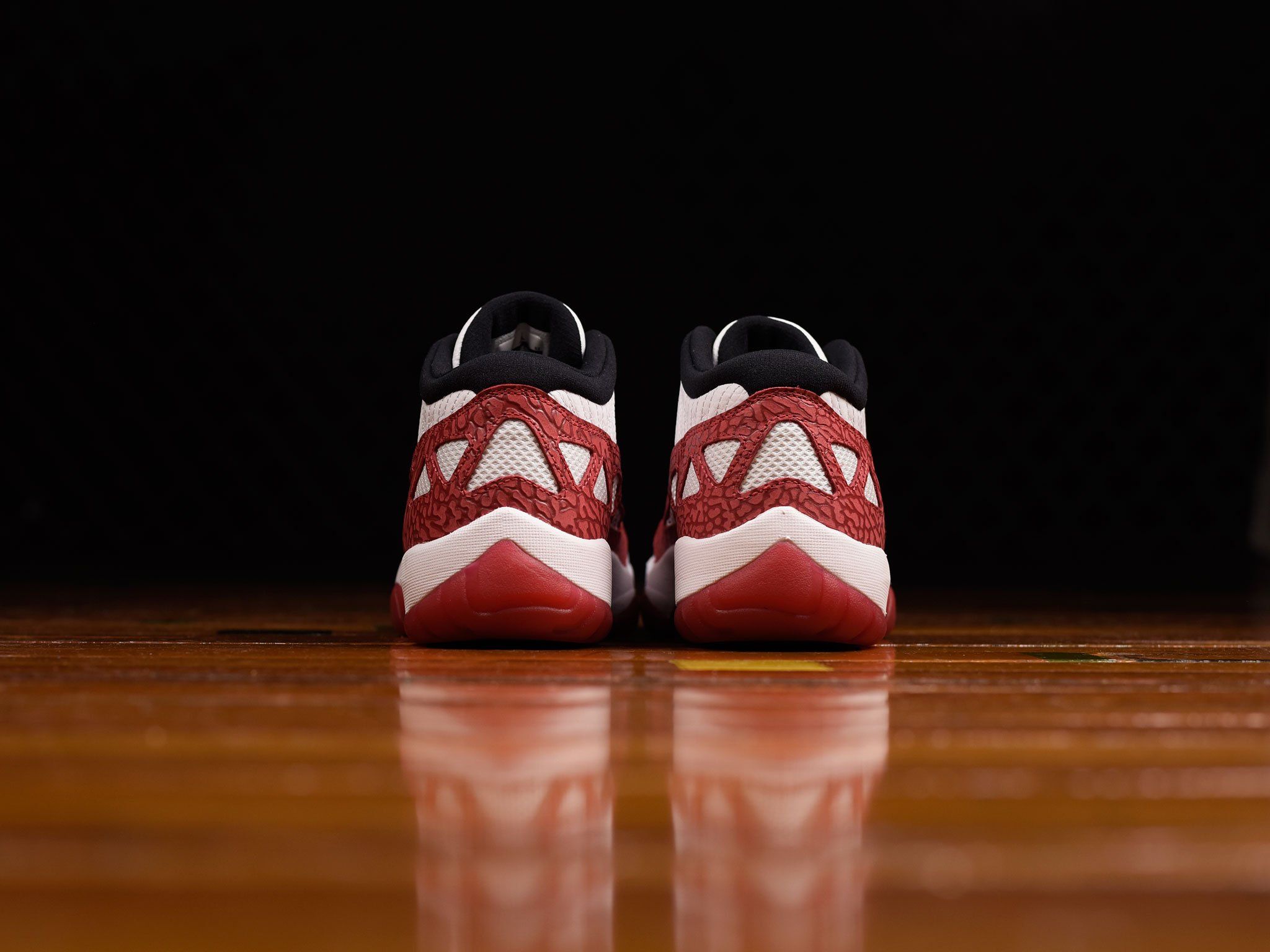 ナイキ エアジョーダン11 ロー IE ホワイト/ガムレッド 4枚目