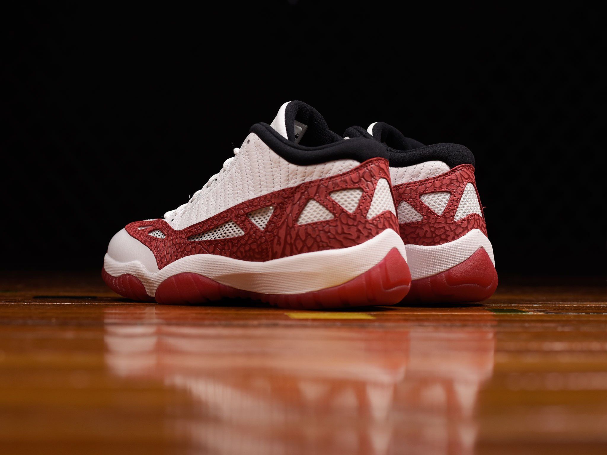 ナイキ エアジョーダン11 ロー IE ホワイト/ガムレッド 5枚目