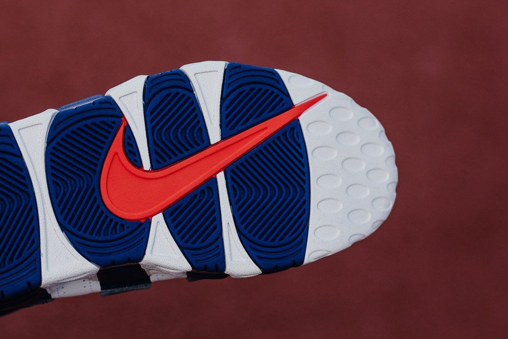 ナイキ エアモアアップテンポ ニックス メンズサイズ展開 5枚目