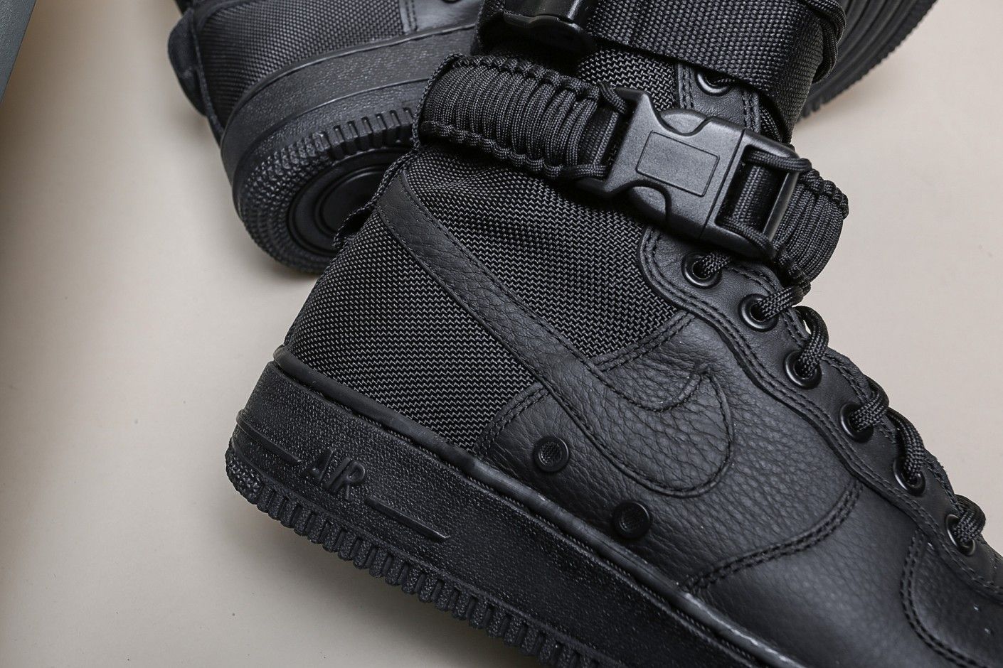 【スニダンで購入可】NIKE SPECIAL FIELD AIR FORCE 1 TRIPLE BLACK 3枚目