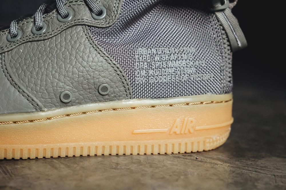 ナイキ ウィメンズ スペシャルフォールド エアフォース1 ミッド ダークスタッコ 2枚目