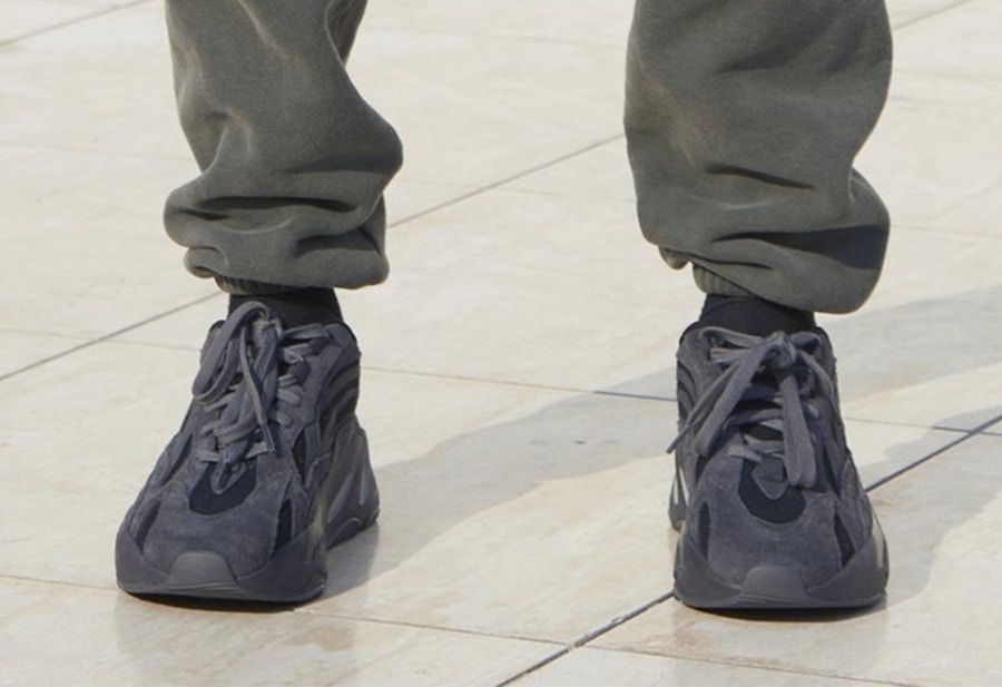 アディダス イージーブースト 700 V2 トリプルブラック 3枚目