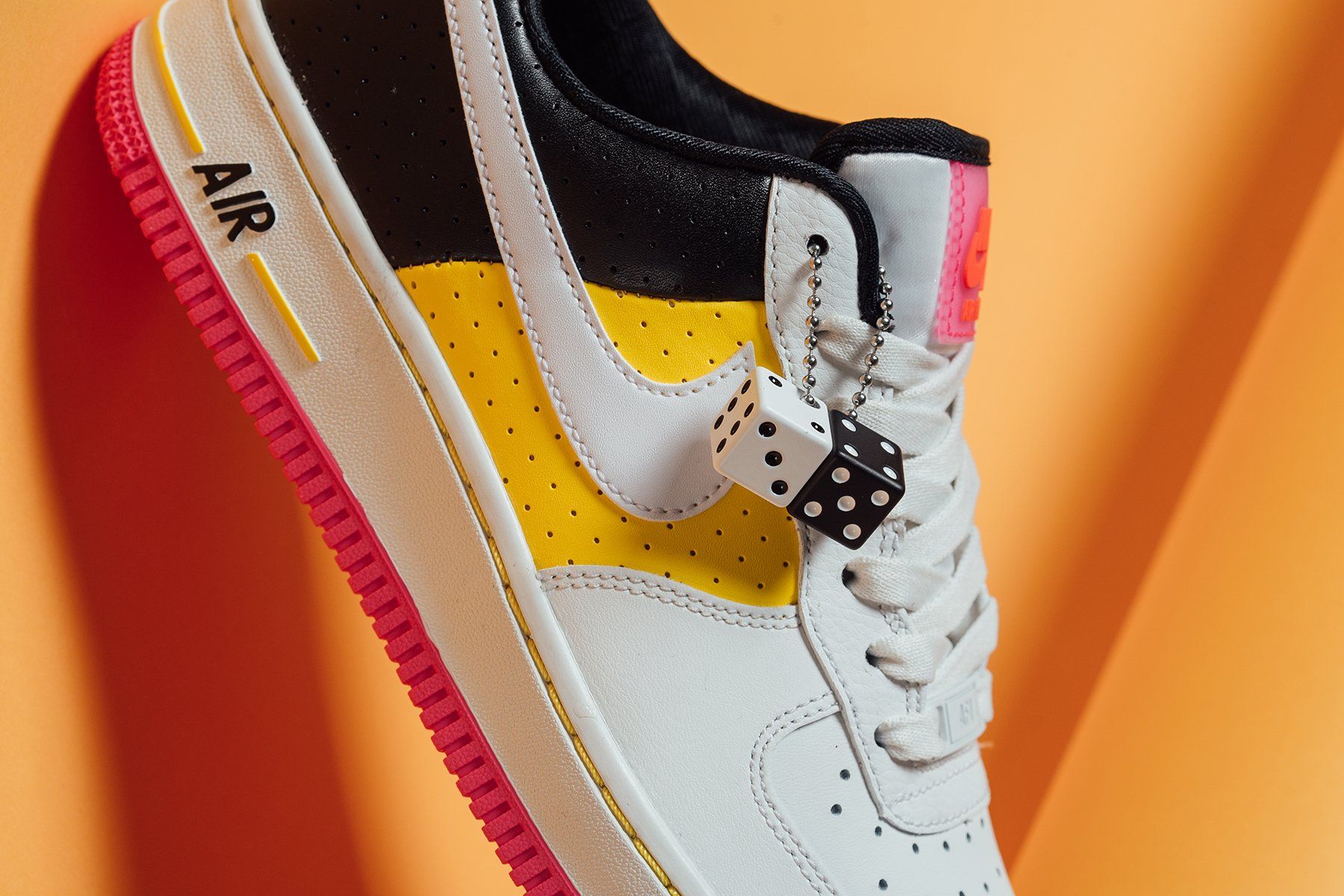 【スニダンで購入可】NIKE AIR FORCE 1 MOTO 4枚目