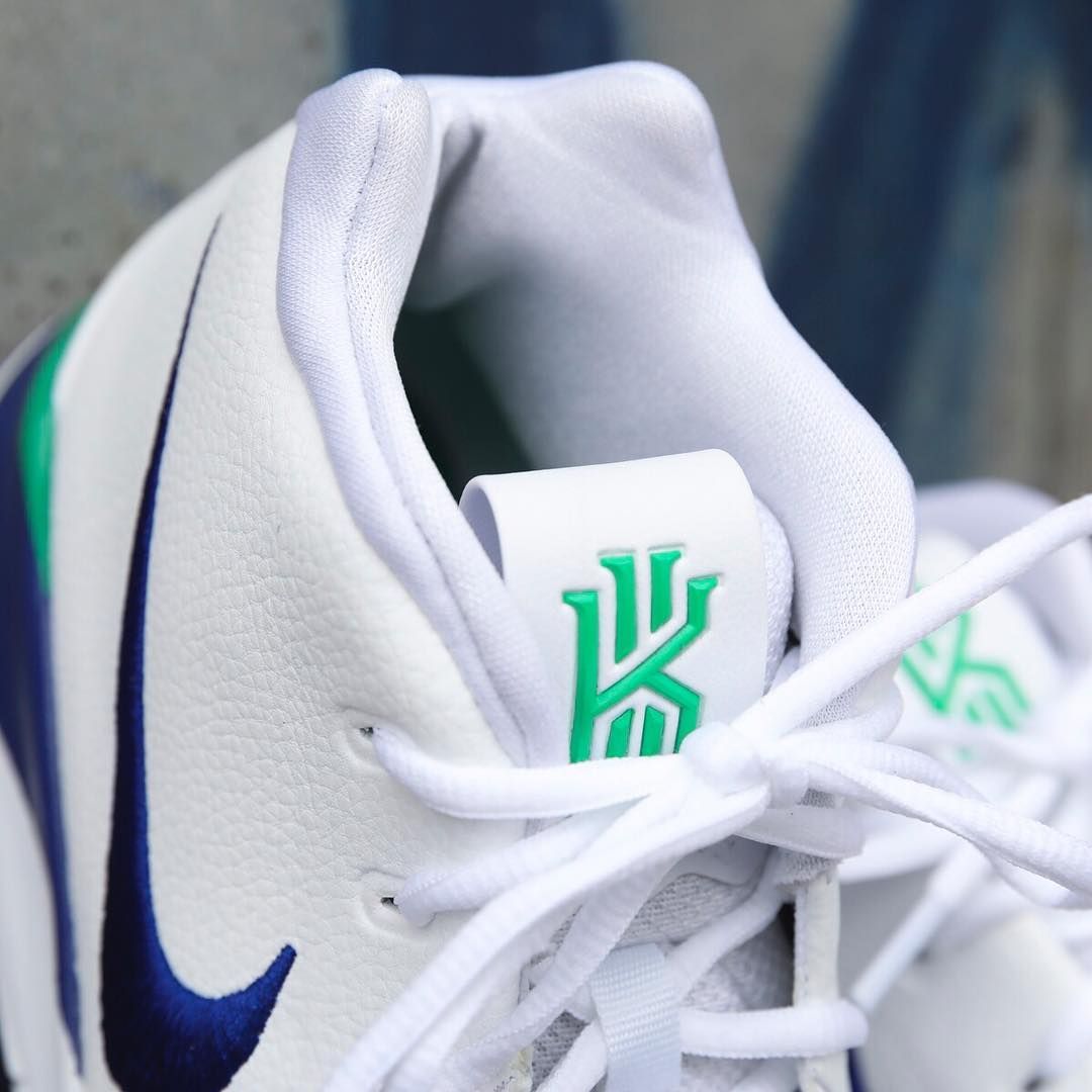 ナイキ カイリー4 ホワイト/ディープ ロイヤル ブルー 2枚目