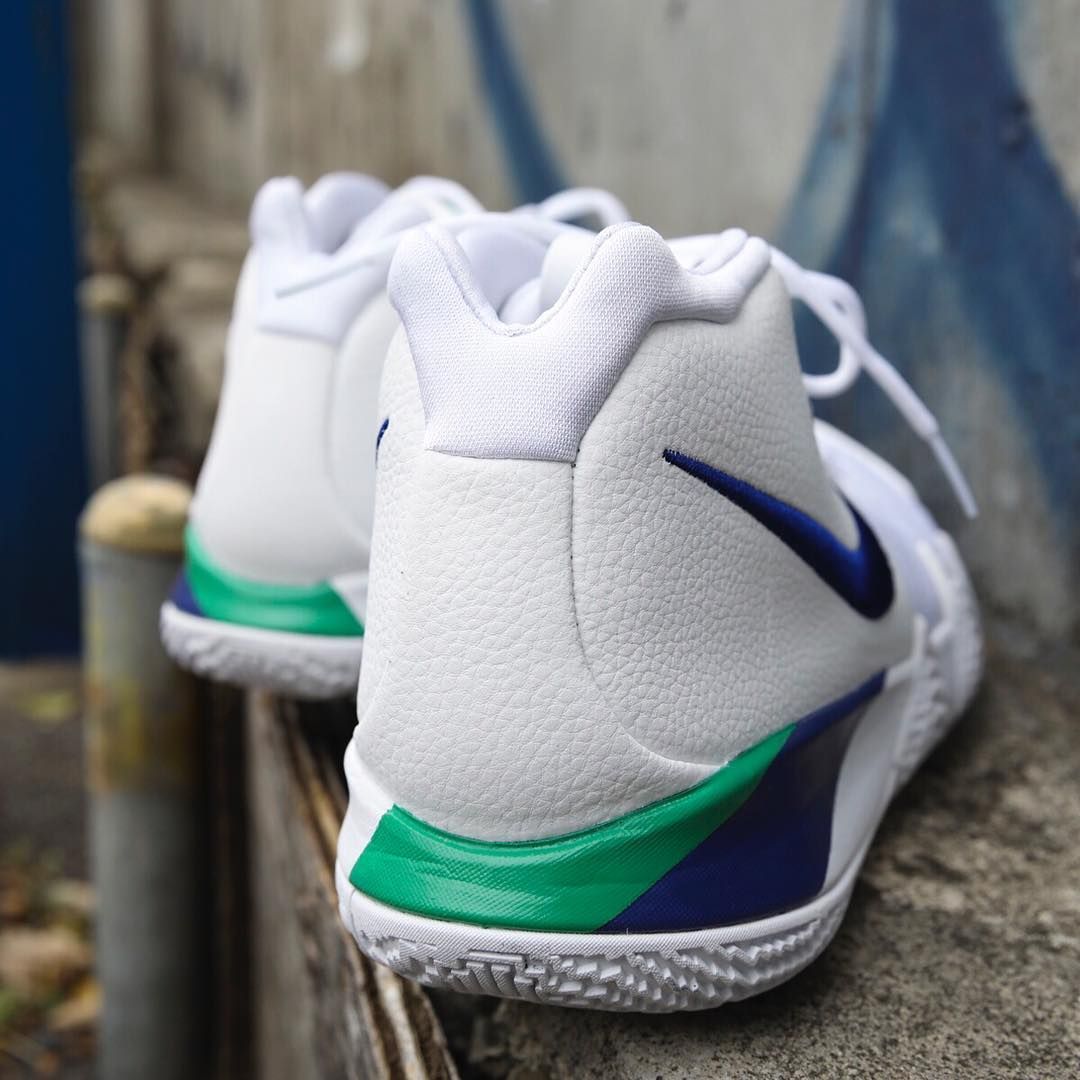 ナイキ カイリー4 ホワイト/ディープ ロイヤル ブルー 3枚目