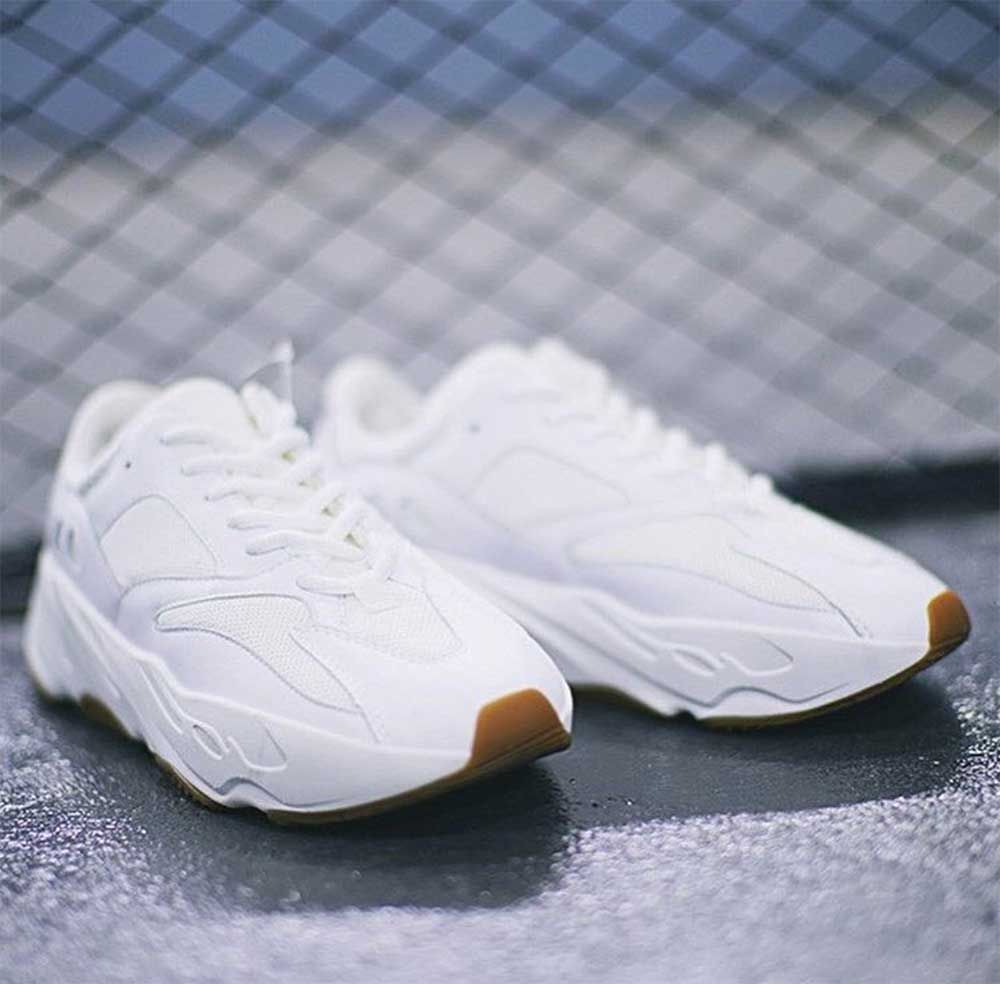 アディダス イージーブースト 700 ホワイトガム/トリプルブラック 2枚目